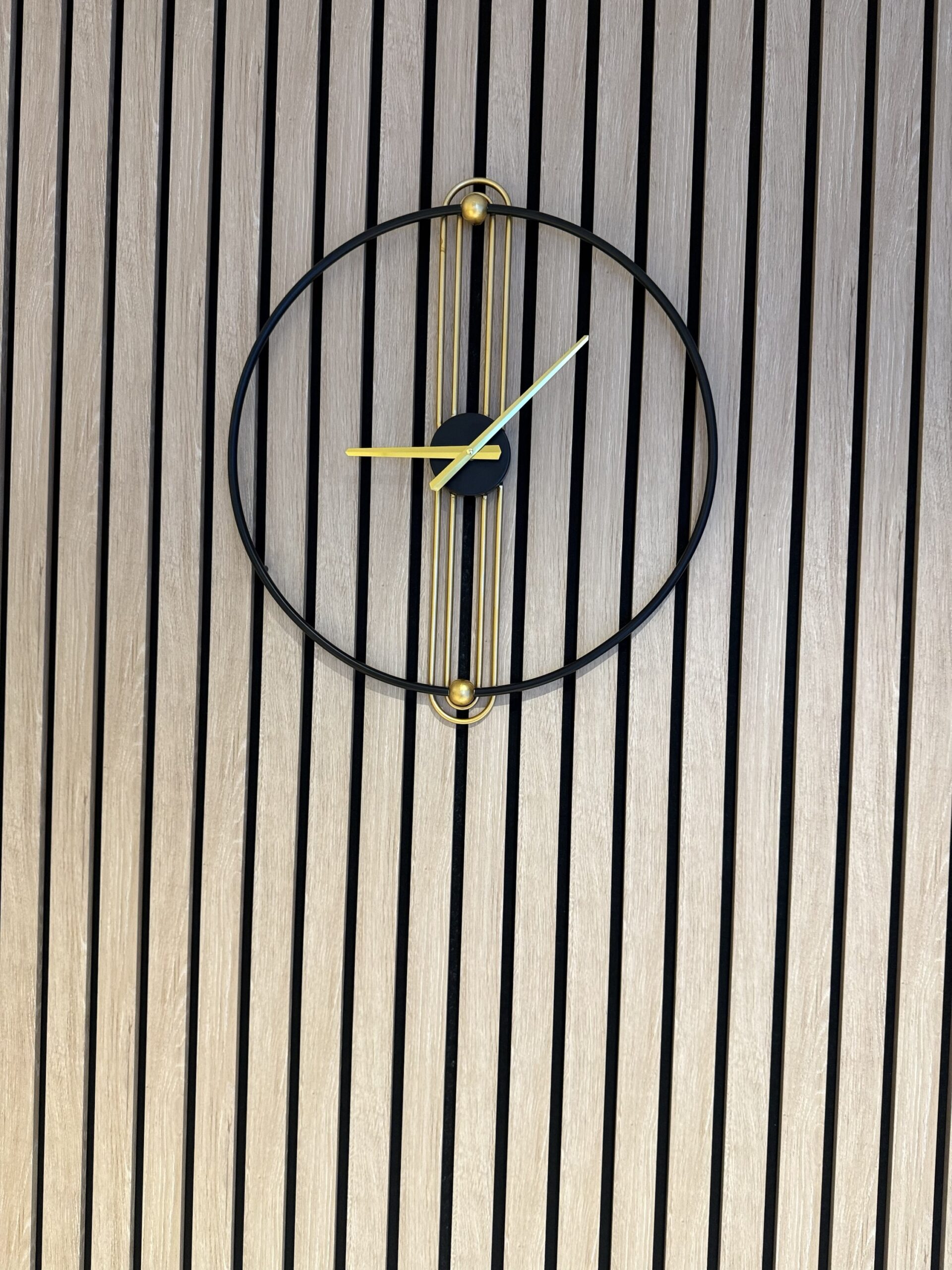 Linea d’Oro – Luxe Metalen Wandklok – 60 cm – Zwart & Goud – Stil Uurwerk - Afbeelding 5